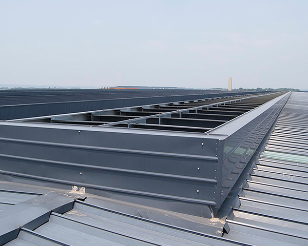 舊廠房出現(xiàn)漏水選用盧班通風天窗來改造維修